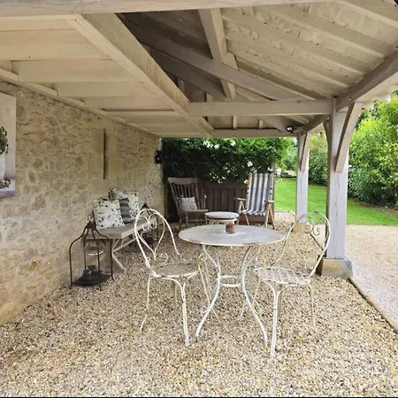Le Boudoir Proche Montignac, Hautefort Bed & Breakfast