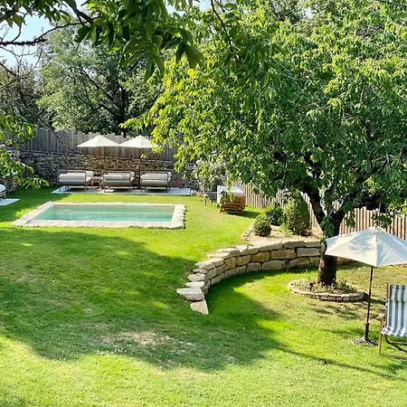 Le Boudoir Proche Montignac, Hautefort Bed & Breakfast